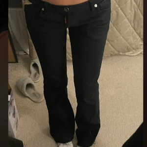 Svarta Lågmidjade jeans - Lowwaist jeans från Replay i fint skick. Jag är 170 cm lång, innerbenslängden är ca 84 cm och midja 78-80 cm. Det röda vis gylfen är en sydd tråd, dem var så när jag köpte dem! Men den går att sprätta bort😊