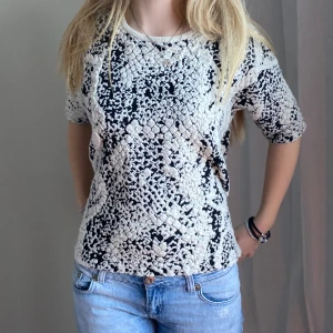 Tröja mönstrad korta armar svart vit  - Cool mönstrad tröja t-shirt väldigt fint skick nästan oanvänd 