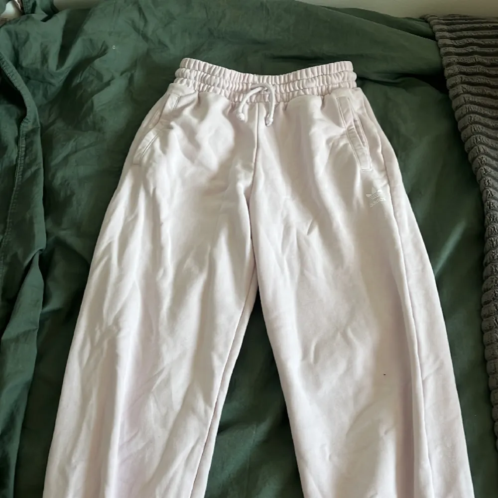 Adidas sweatpants/mjukisbyxor i färgen lila/rosa. Jätteskönt material men jag andvönder inte längre den. Ny pris ca 500kr. Jeans & Byxor.