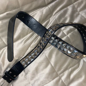 Nitskärp - Skärp med nitar. Använt fåtal gånger. 96 cm långt