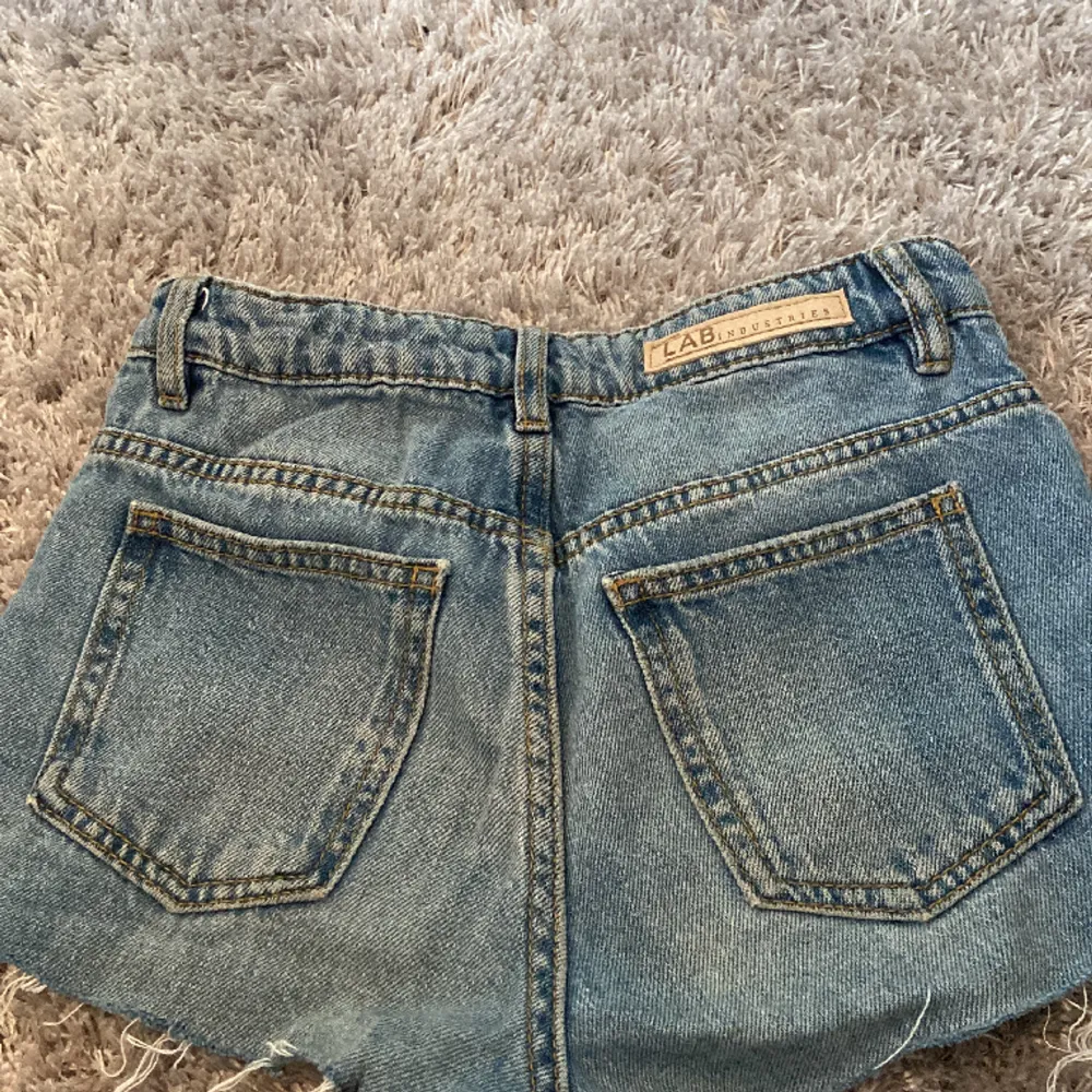 Jag säljer ett par jeans shorts från Kappahl💓 Jag säljer dom för jag använder dom inte längre. Storleken är 146 men passar XS . Shorts.