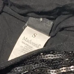 Svart linne från märket Madonna.