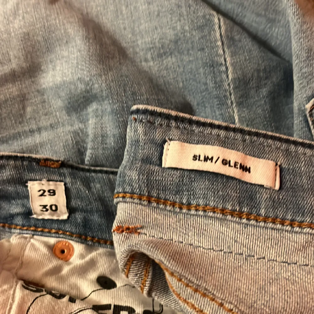 Ett par riktigt feta Jack & Jones byxor som jag säljer pga för små. Skick 8/10 Endast använda ett par gånger och är i bra skick  Köpta för 699 kr. Jeans & Byxor.