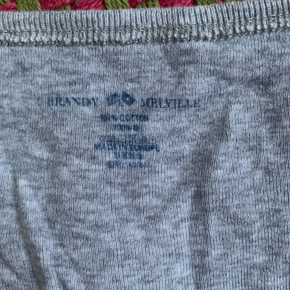 T-shirt från Brandy Melville, knappt använd. Lite skrynklig på bilden men jag tvättar och stryker den såklart innan jag skickar den 😊. Pris kan diskuteras.. T-shirts.