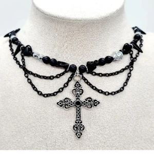 Handgjort halsband  - Handgjort halsband och exklusiv design. Gjord i bra kvalitet ●Material-Hematit, glas,  zinklegeringar. Nickel fri. Längd: 19cm och 5cm lång förlängninskedja för justering. 