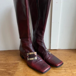 Röda stövlar - Älskar dem men efter en användning var de dessvärre försmå. Köpta på humana för 170kr.  Under skon står det ”X made in italy” men inget kommer upp när jag googlar så vet ej vad för märke. Material: Skinn