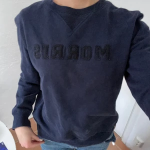 Marinblå Morris-collegetröja - Marinblå Collegetröja från Morris storlek S Herr. Använd men i gott skick. 