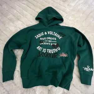 Zadig & Voltaire hoodie  - Zadig & Voltaire hoodie grön (art is truth). Jättebra skick som man ser på bilderna. Nypris runt 3000. Säljs ej längre. Vid frågor hör av er💓