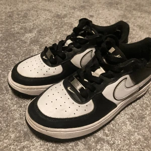 Nike air force - Hej, säljer mina Nike skor pga storlek. Köpte dom för några månader sedan men se hyfsat nya ut. Dom är inte creezade och väldigt fint skick. Dm för mer frågor.