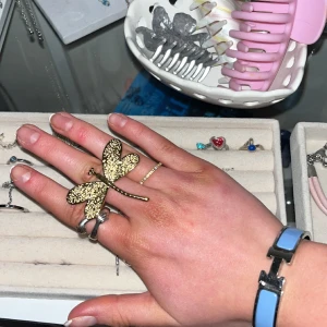 Ring med trollslända - Säljer denna så fina trollslända ringen som jag fick i julklapp då jag tyvärr inte anvönder guld smycken. Helt oanvänd i nyskick! Justerbar så passar alla 💕   FINNS KVAR!