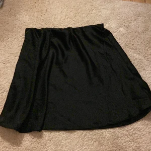 satin kjol - en jättefin satin kjol med resårband i midjan! 