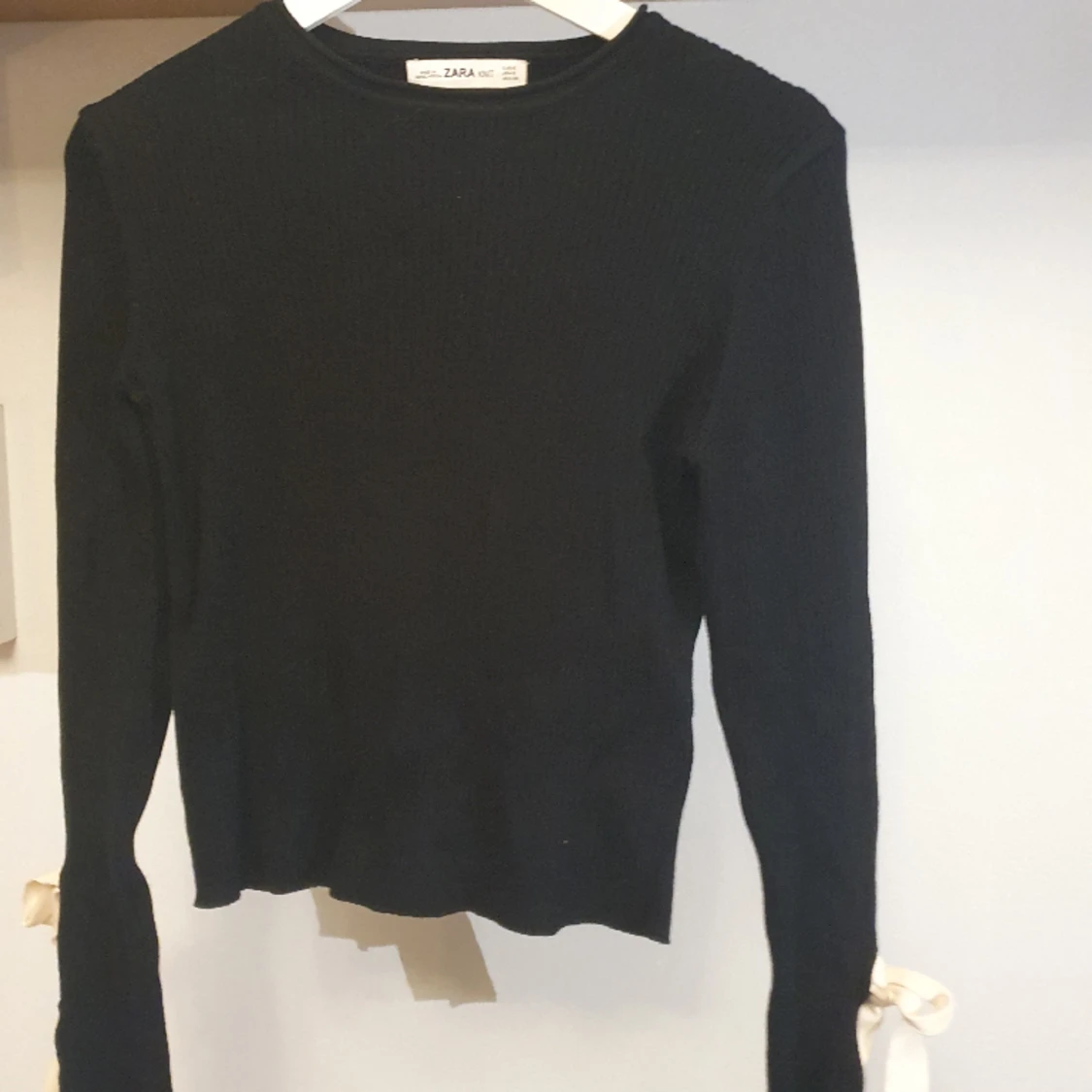 Zara ribbstickad tröja med rosetter - 1