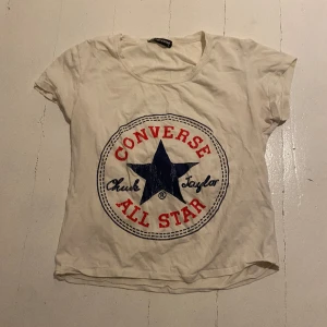 T-shirt  - Croppad t-shirt i använt skick. Passar även till andra storlekar. Hör av dig vid funderingar.