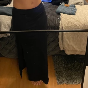 Kjol  - Kjolen är i storlek L men skulle säga att den är mer som S-M, väldig liten i storleken 🫶🏼