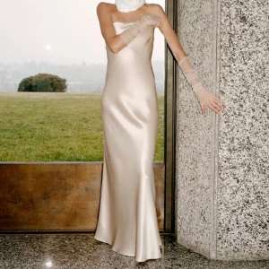 Balklänning  - Säljer min älskade balklänning från Zara, köpt för 1695kr. Endast använd en gång och ser ut som originalskick☺️Är 1,68 och har även klackar på bilderna. Strl S. 