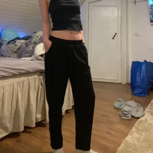 Mjuka kostymbyxor  - Säljer dessa kostymbyxor som jag fick i julklapp av en kompis, men tyvärr så var de för stora. Storleken är L men skulle säga att de passar bäst på storlek M! Förlåt för bakgrunden byte precis plagg för ta bilderna!