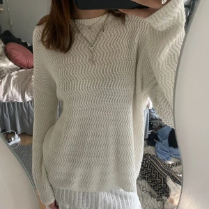 Stickad tröja  - Vit stickad tröja i strl m🥰