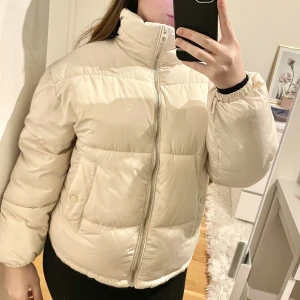 Puffer jacket - Krämvit pufferjacket i storlek S som är superfluffig! Har endast använd den två gånger. 