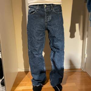 Jeans från Calvin Klein i toppenskick ”90’s loose” köpta för 1400kr. Storlek 32 i midjan och längden är tillklippta till typ 32, passar mig som är 187 cm lång. Sparsamt använda. Skriv privat vid frågor, pris kan eventuellt diskuteras vid snabb affär.