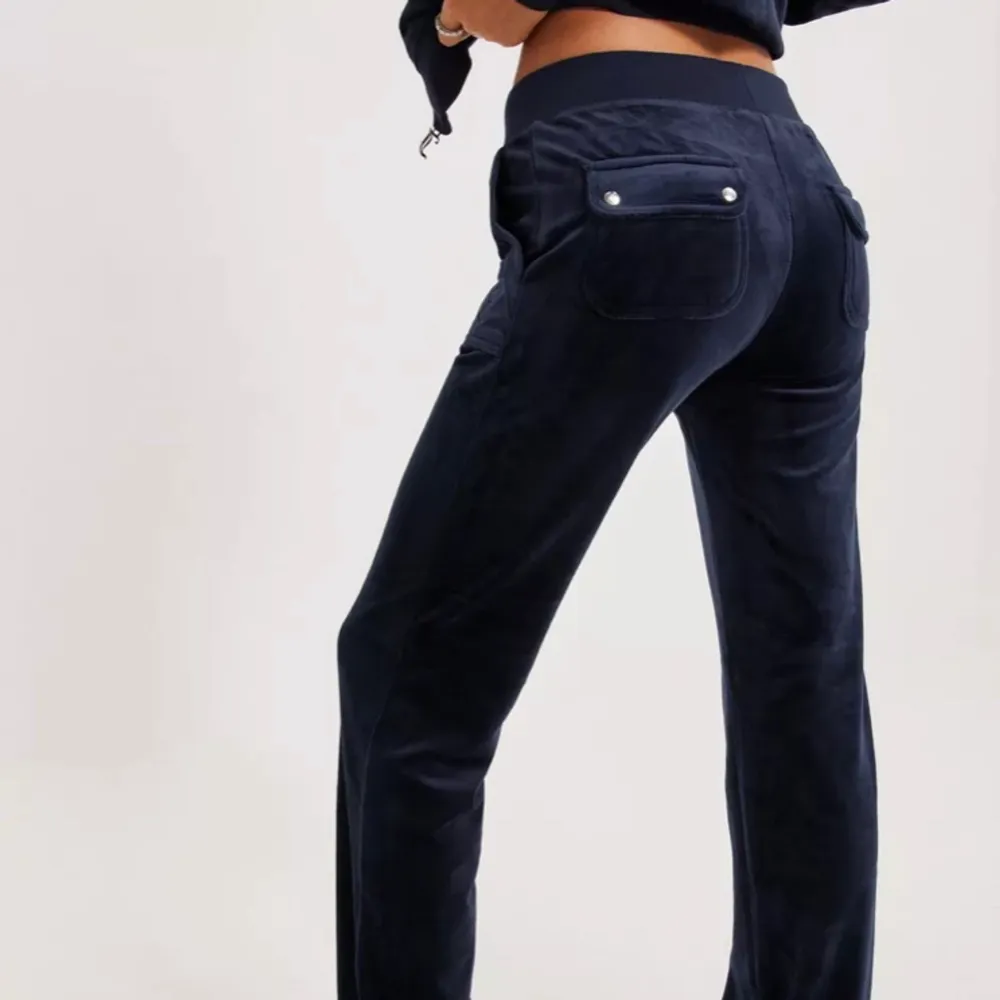 Mörkblåa juciy byxor storlek S. Säljer p.g.a att jag aldrig använder dem längre. Användt mycket men inga defekter. Skriv om du har nån fråga eller vill ha fler bilder😁. Jeans & Byxor.