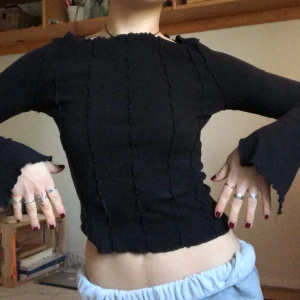 Topp flare - Fint skick från monki med ”flare” armar! 