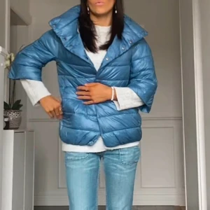 Trekvartsärmad jacka - Trekvartsärmad jacka i storlek M. Fint skick inte mycket använd.