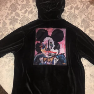 Limitato Hoodie - Hej, säljer min feta Limitato Zip Hoodie då den inte passar mig längre. Använd försiktigt och har inga fel/skador. Köpt på Atterly innan de gick i konkurs (Har bild på kvittot). Kan lösa fler bilder ifall det önskads