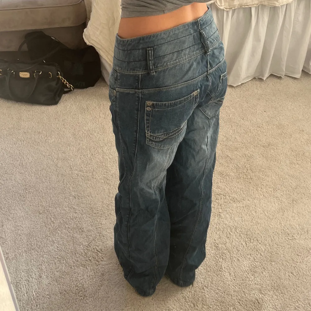 Coola baggy lowwaisted jeans! Säljer då de inte riktigt är min stil längre. Skriv privat vid frågor. (Jag är 170 och har oftast storlek 36). Jeans & Byxor.
