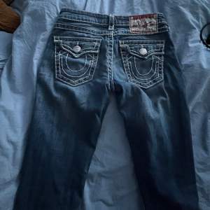 Intressekoll på dessa skitsnygga true religion jeans, Då jag redan tyvär har alldeles för mycket jeans. Storlek 27 De är raka i modellen