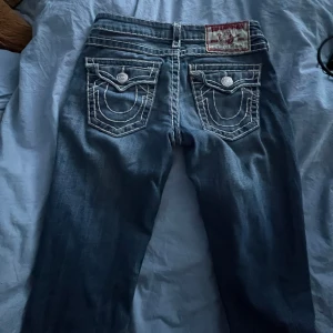True religion jeans  - Intressekoll på dessa skitsnygga true religion jeans, Då jag redan tyvär har alldeles för mycket jeans. Storlek 27 De är raka i modellen