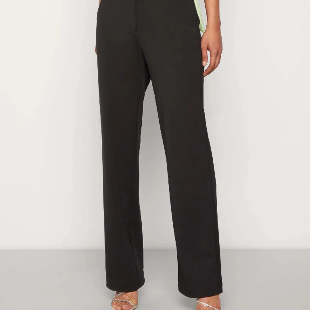 Straight leg pants suit for woman from vera moda  Size XL Have been used for a a while but don’t have any visible flaws. They are very stretchy and would fit size M-XXL depending on desired fit Measurements no stretch: Waist: 88cm Hips: 93cm Length: 107cm. Jeans & Byxor.