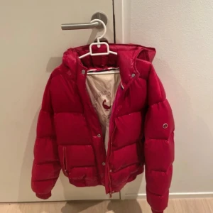 Puffer jacka - Röd jacka köpt i Portugal. Mycket bra skick!