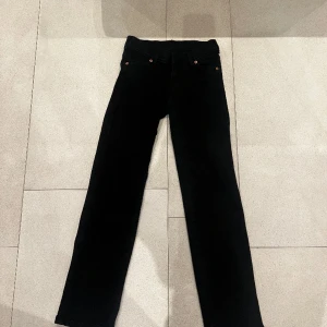 Svarta jeans - Svarta jenas från Dr.Denim i bra skick och perfetka för petite tjejer. Köpa på Nelly.com för 699kr.