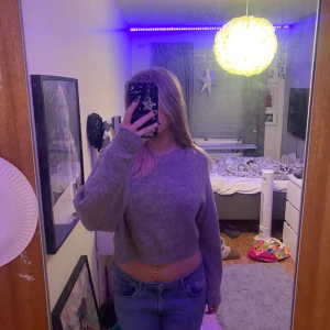 Säljer för att den inte komemr till användning  - Stickad tröja från hm 