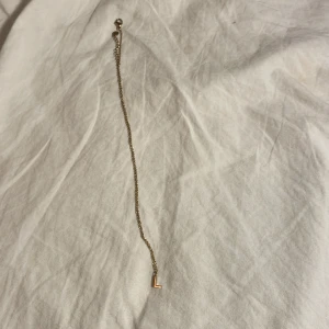 Edblad halsband - Nyköpt jätte fint Edblad halsband i guld med bokstaven L på. Nyköpt för 400 och säjer för 249 och den är nyköpt. Kontakta mig privat innan nu trycker på ”köp nu”