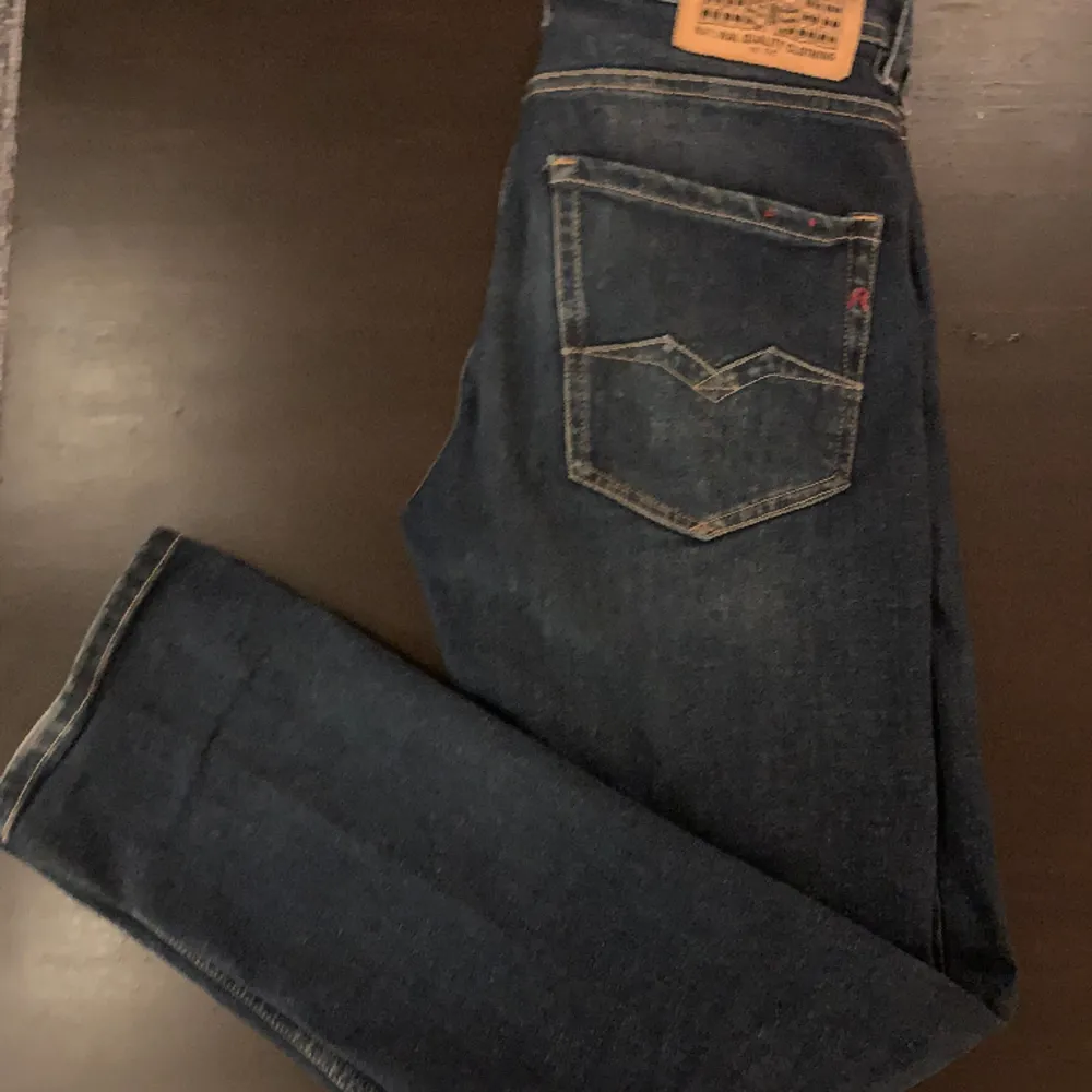 Snygga replay jeans som är knappt använda. Modellen är Rocco och sitter Slim/straight. Inköpt för 1400. Jeans & Byxor.