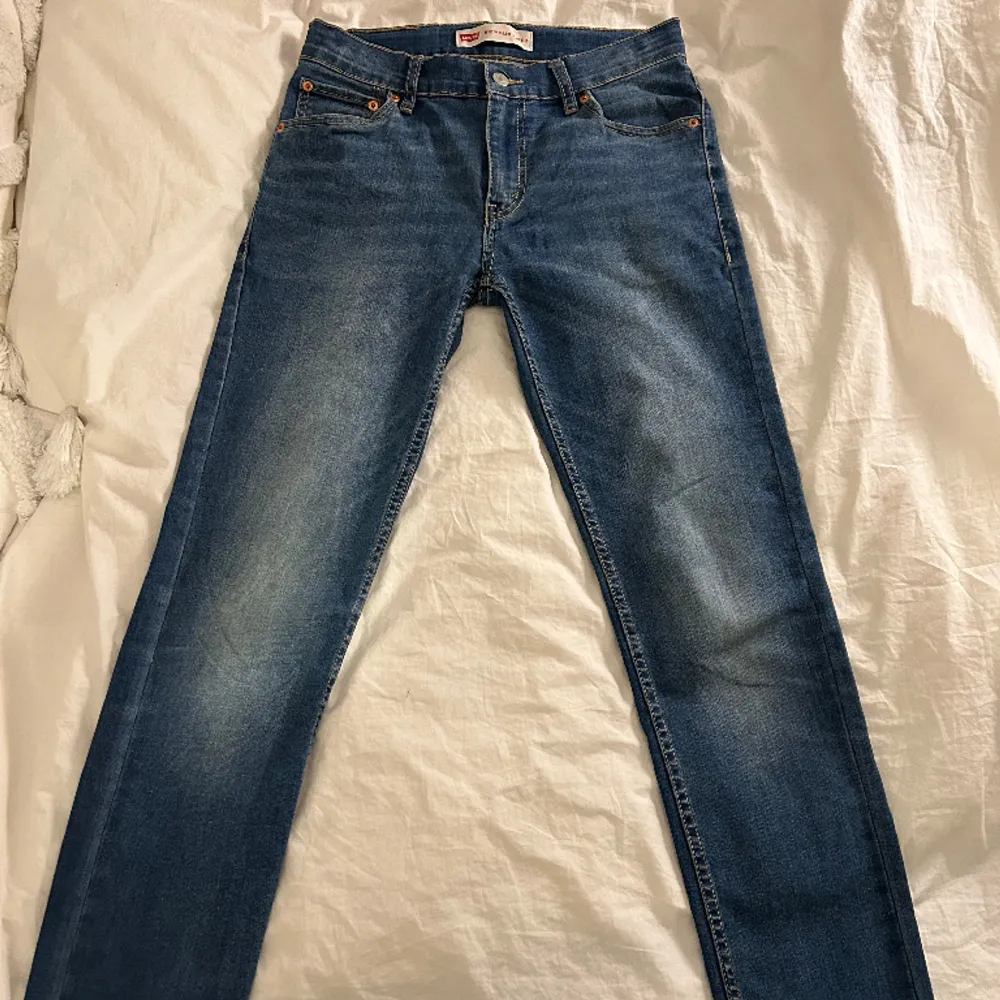 Dess snygga jeansen är från märket Levis i modellen ”512 Slim Taper” samt storlek 16A/176 cm. Säljer dem då de har blivit för små.. Jeans & Byxor.