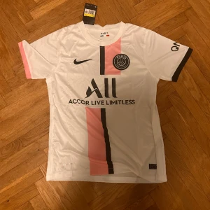 PSG 21/22 tröja - Säljer en helt oanvänd, helt ny PSG fotbollströja från säsongen 21/22