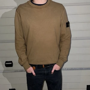Stone Island tröja - Säljer nu denna feta stone island tröja i storlek M. Färgen är en sandbrun ton som passar riktigt snyggt till många outfits. Tröjan är i fint skick och är ej särskilt urtvättad Skick 7/10.  Nypris 2099kr, jag säljer för 800kr.  Passar inte priset-bud