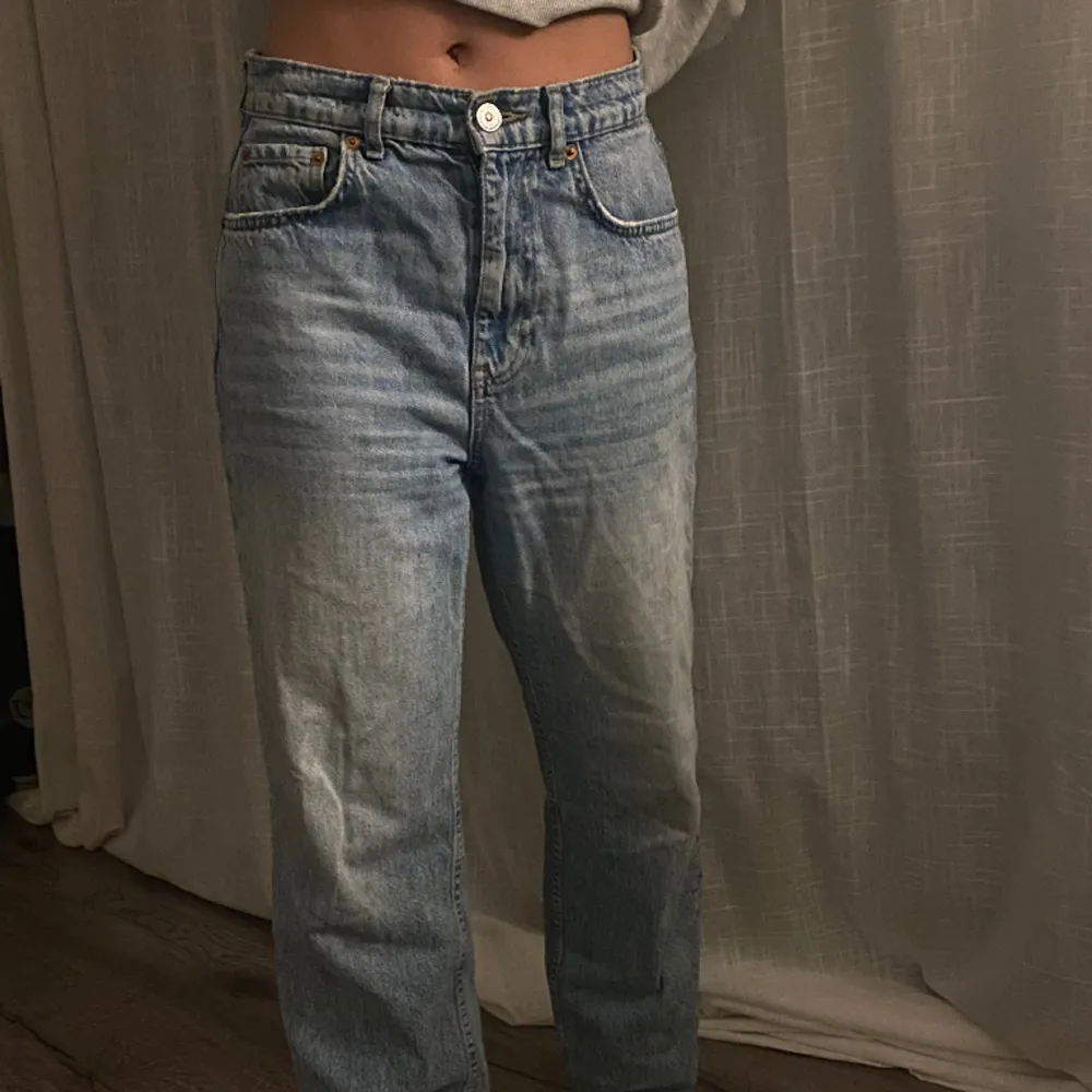 Superfina ljusblå jeans med lite 90-tals känsla. Byxorna är midwaist, detta kan ju dock variera beroende på kroppstyp osv. Säljer då dem blivit för små. Dessa fräscha byxor är i strl 36. Dem är lite ”slitna” längst nere. Skriv vid frågor eller mer bilder🌟. Jeans & Byxor.