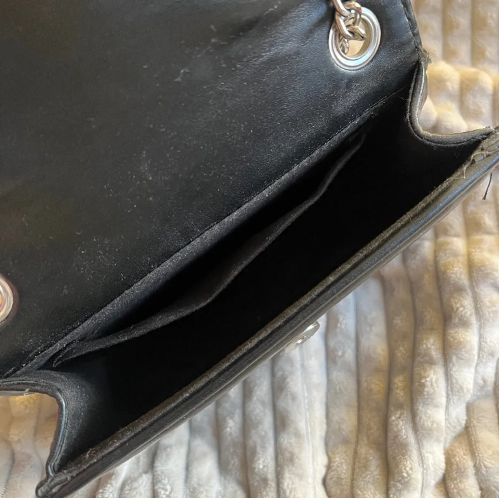 En svart handväska jag köpt på Glitter för några år sedan🖤 Knappt använd, kan mötas upp i Uppsala!. Väskor.