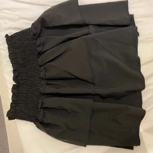 Fin volangkjol - Fin svart volangkjol i storlek M🌸