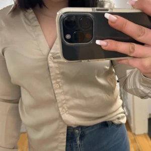 Skjorta från H&M - Använt ett par ggr. Köpte den för 150kr men säljer den billigt 20kr för att knappen gig av på slutet.