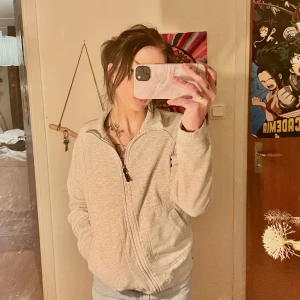 Skön tjocktröja - Jätteskön tjocktröja i jättebra skick. Varm!! Strl m. 