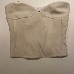 Supersöt korsett från zara - Nyskick och har aldrig använts då den inte passar mig. Går inte att köpa längre!!