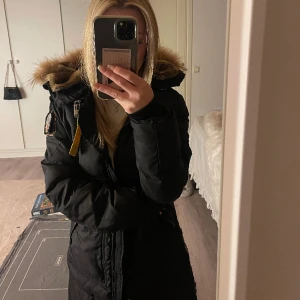 Para jumper jacka  - Säljer min para jumper jacka med lite defekter. Den går inte att stänga då grejen till drag kedjan åkt av, men går snabbt att fixa. Tecken på användning. Den är i storlek XS men är för stor för mig nu som vanligtvis är en XS. pris kan diskuteras.