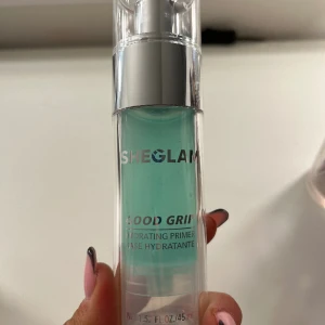 Primer  - Säljer denna ganska populära primer från Sheglam då den inte funkar på min hud, endast använd 2 gånger så nästan helt ny💕