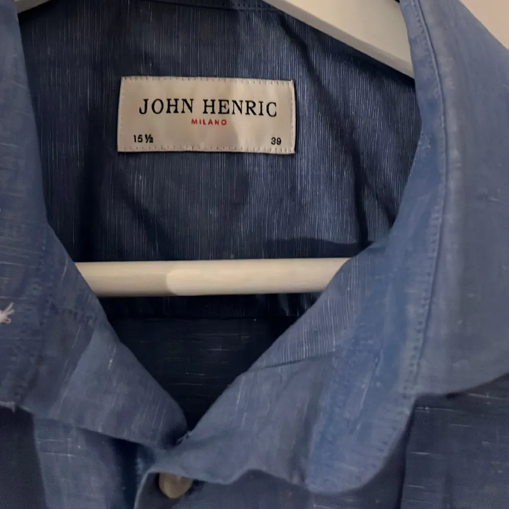 - Skön Linneskjorta från John Henric - Använt ett par gånger men inga defekter. - Skriv om du undrar något.. Skjortor.