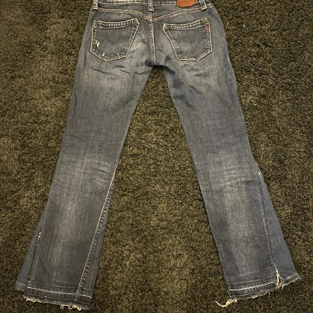 Säljer dessa snygga jeans med snygga detaljer som inte kommer till någon användning, jag är ca 163!. Jeans & Byxor.