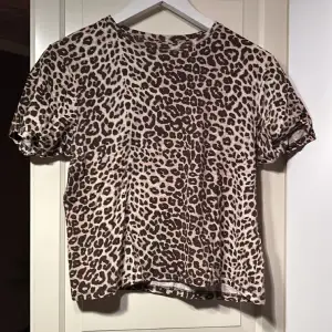 Leopard T-shirt från Lindex i storlek xs